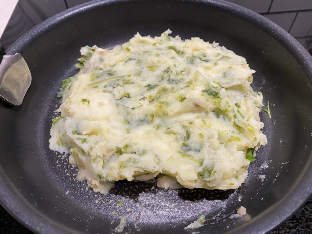 Cooking the trinxat in a pan