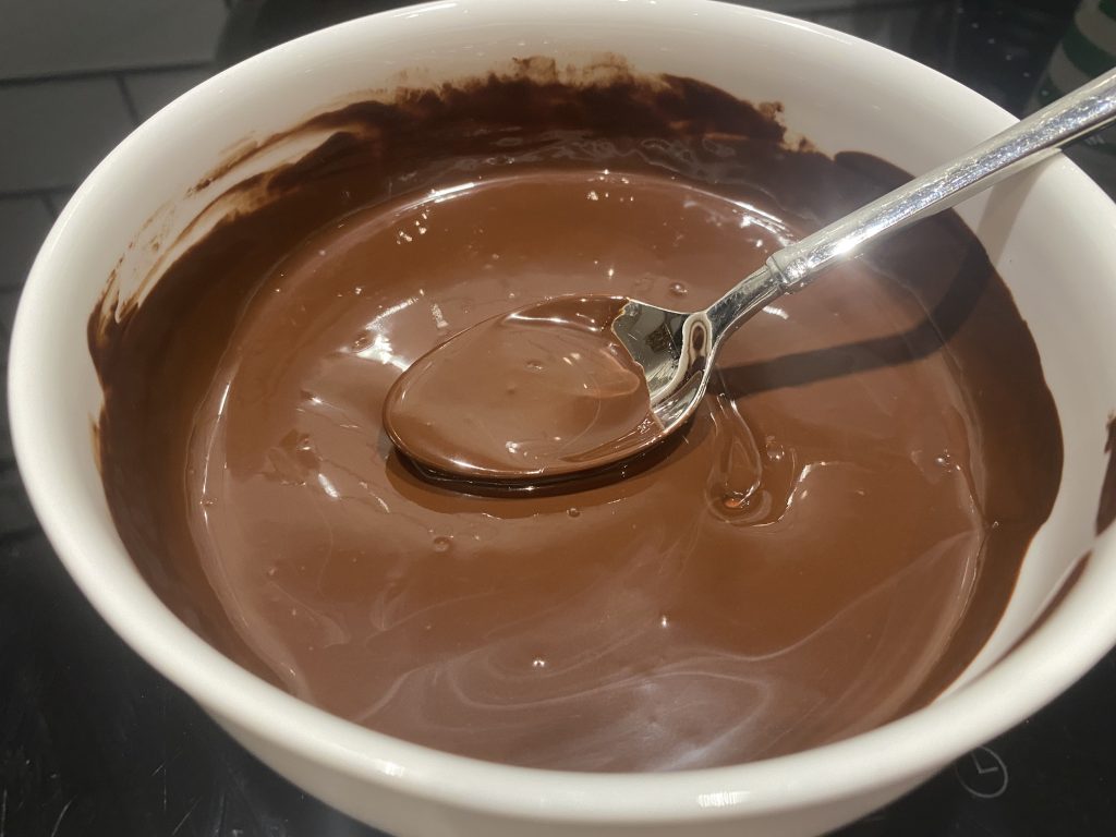 Melted chocolate to decorate the plates