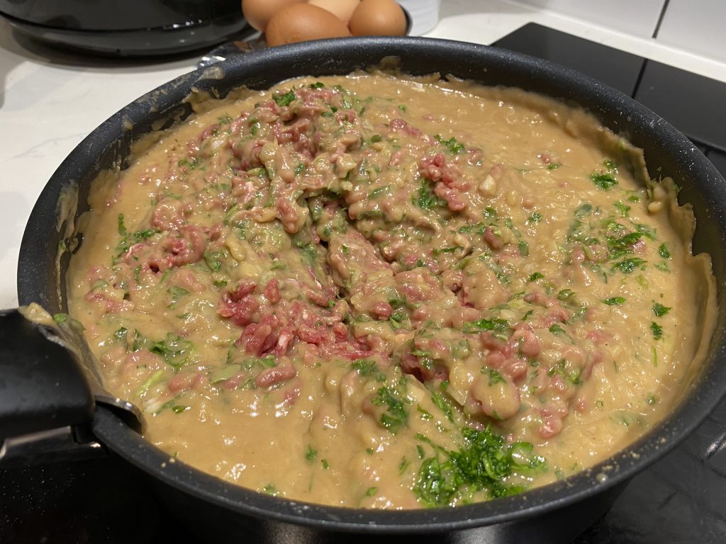Cooking the meat and gravy for bitterballen