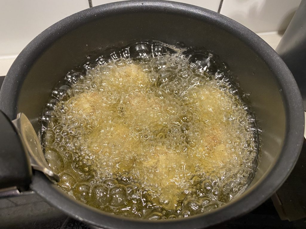 Frying the bitterballen
