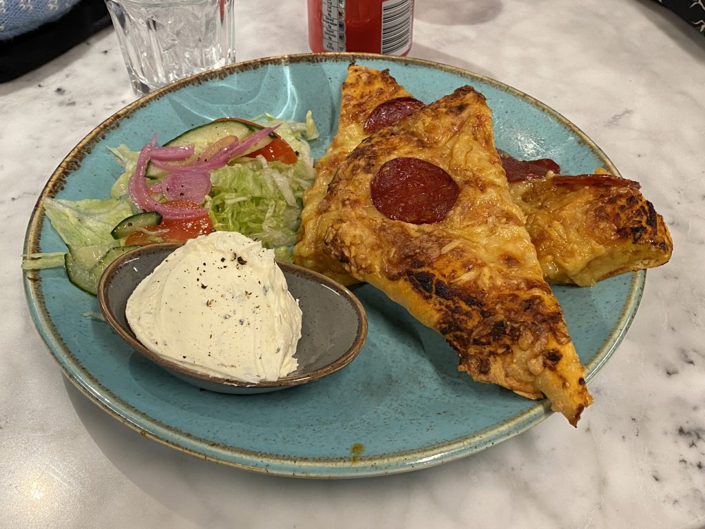 Pizza and salad at Fruene