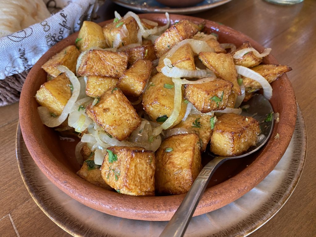 Restaurant Khevi in Stepantsminda, Roasted spiced potatoes