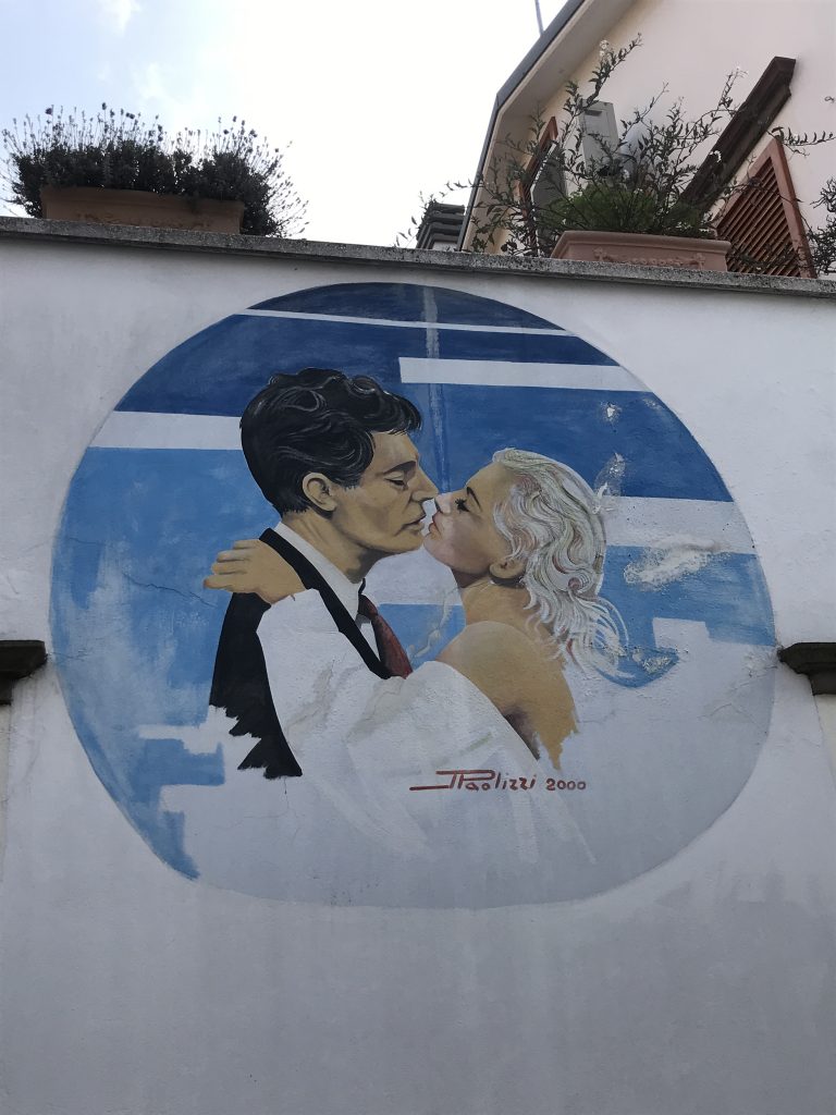 Rimini street art Kiss